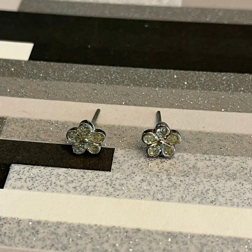 Y2K flower earrings 🖤 - Picture 4 of 6
